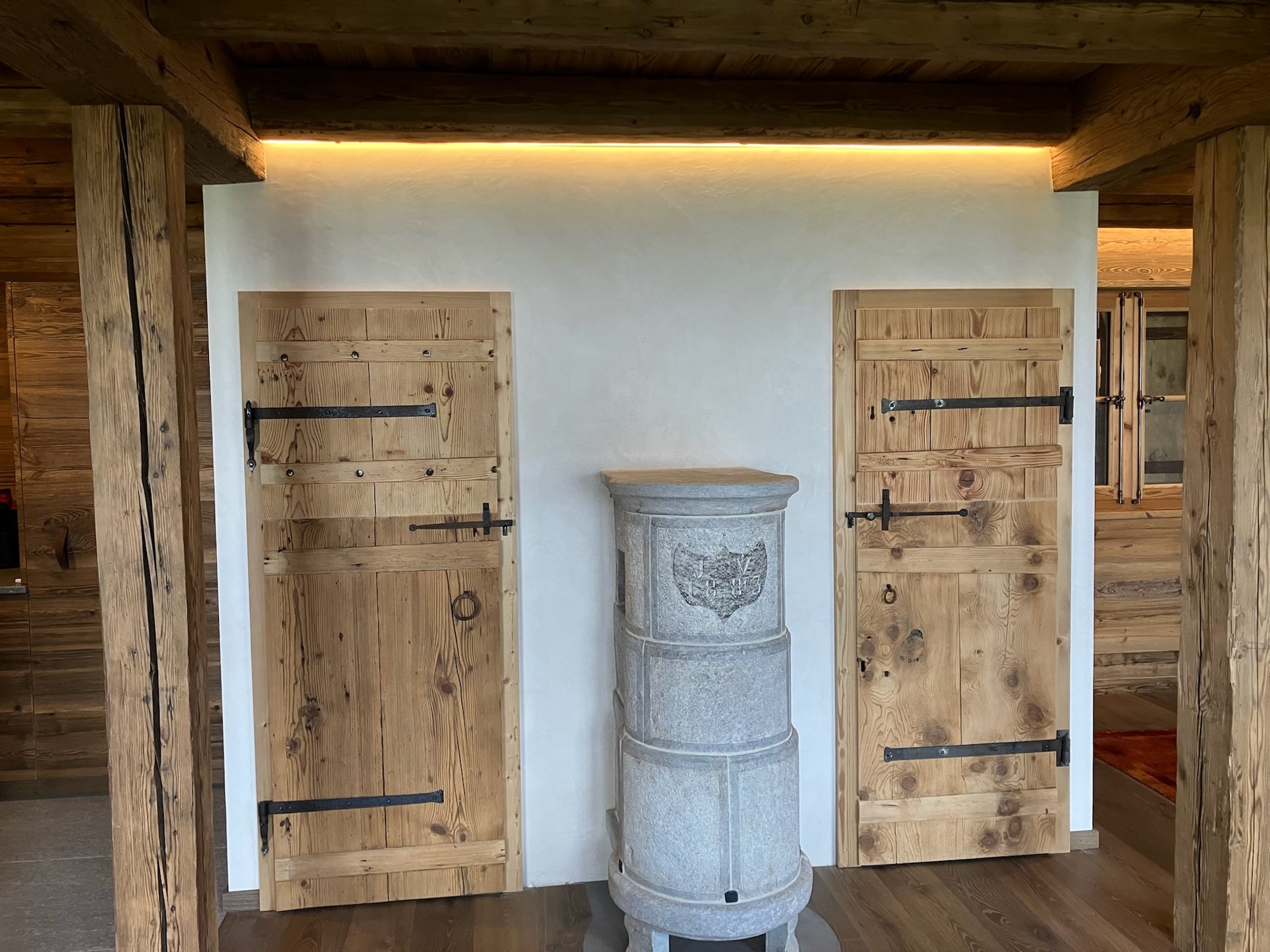 Portes anciennes et poêle en faïence